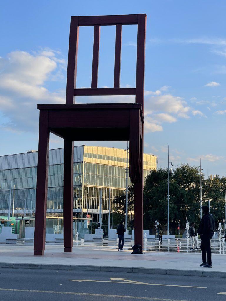 Escultura silla rota de Ginebra