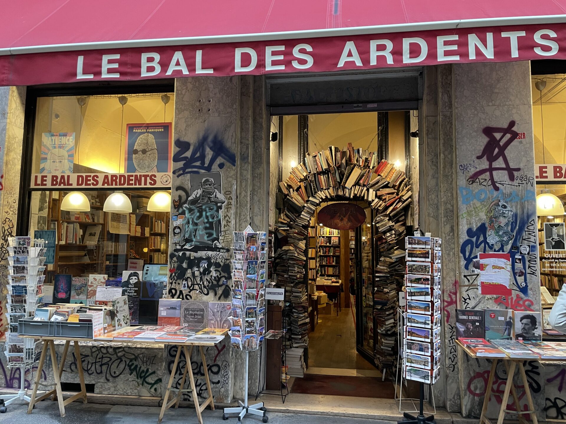 Librería "Le Bal des Ardents⁣"